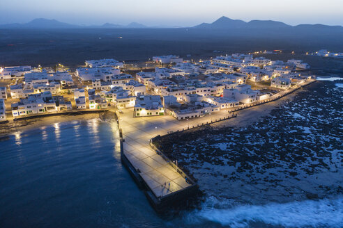 Spanien, Kanarische Inseln, Lanzarote, Caleta de Famara, Abenddämmerung, Luftaufnahme - SIEF08501