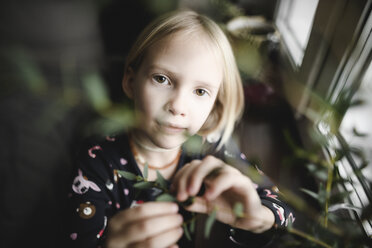 Porträt eines blonden kleinen Mädchens zu Hause - EYAF00072