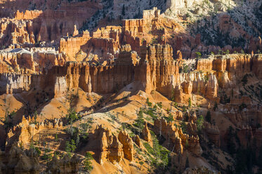 USA, Utah, Bryce Canyon National Park, Sandsteinformationen am späten Nachmittag - RUNF01653