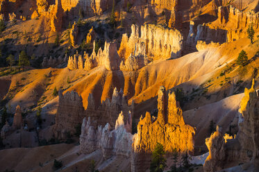 USA, Utah, Bryce Canyon National Park, Sandsteinformationen im Abendlicht - RUNF01658