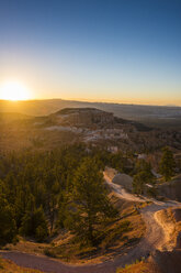 USA, Utah, Bryce Canyon National Park, Sandsteinformationen bei Sonnenaufgang - RUNF01660