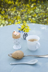 Frühstückstisch mit Eatser-Dekoration im Garten - GISF00409