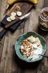 Schokoladen-Kokosnuss-Granola mit Bananen und Joghurt - SBDF03918