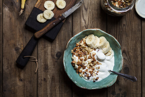 Schokoladen-Kokosnuss-Granola mit Bananen und Joghurt - SBDF03919