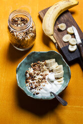 Schokoladen-Kokosnuss-Granola mit Bananen und Joghurt - SBDF03920