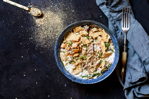 Chicken Fatteh, libanesischer Hähnchensalat mit Kichererbsen, Joghurt, frittiertem Fladenbrot und Za'atar - SBDF03922