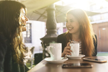 Zwei Frauen amüsieren sich in einem Straßencafé - WPEF01437