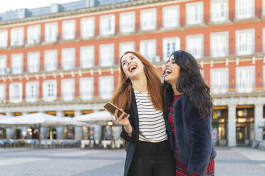 Spanien, Madrid, Plaza Mayor, zwei beste Freunde, die gemeinsam Spaß in der Stadt haben - WPEF01448