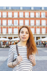 Spanien, Madrid, Plaza Mayor, Porträt einer rothaarigen jungen Frau mit Nasenpiercing - WPEF01452