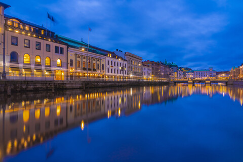 Schweden, Göteborg, historisches Stadtzentrum mit Blick auf die Soedra hamngatan am Kanal, lizenzfreies Stockfoto