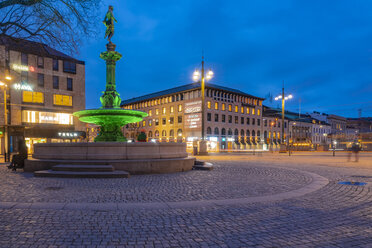 Sweden, Gothenburg, Fountain at Brunnsparken at Gustav Adolfs Torg at night - TAMF01198