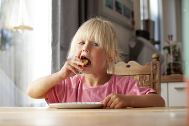 Porträt eines kleinen Mädchens beim Essen zu Hause - GAF00108