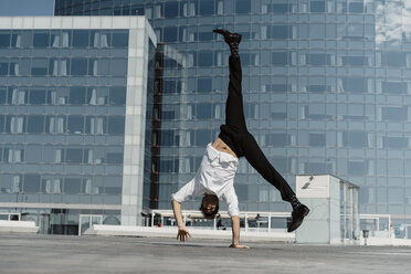 Artist doing handstand on roof terrace - AFVF02650