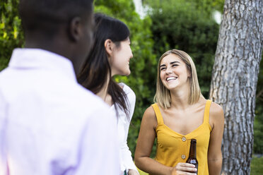 Freunde trinken Bier bei einem Sommeressen im Garten - ABZF02258