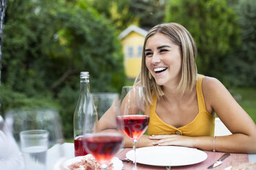 Freunde haben Spaß bei einem Sommeressen im Garten - ABZF02282