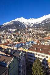 Österreich, Tirol, Innsbruck, Panoramablick auf die Stadt mit schneebedeckten Alpen im Hintergrund - FLMF00166