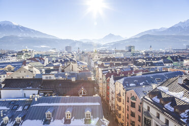 Österreich, Tirol, Innsbruck, Panoramablick auf die Stadt mit schneebedeckten Alpen im Hintergrund - FLMF00167