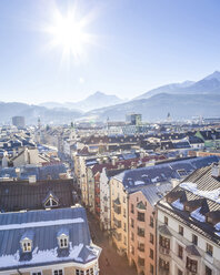 Österreich, Tirol, Innsbruck, Panoramablick auf die Stadt mit schneebedeckten Alpen im Hintergrund - FLMF00168