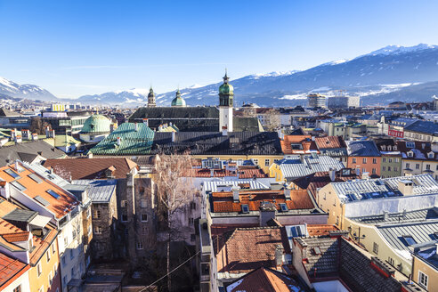 Österreich, Tirol, Innsbruck, Panoramablick auf die Stadt mit schneebedeckten Alpen im Hintergrund - FLMF00169