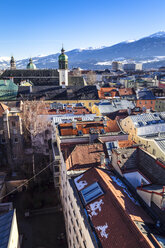 Österreich, Tirol, Innsbruck, Panoramablick auf die Stadt mit schneebedeckten Alpen im Hintergrund - FLMF00170