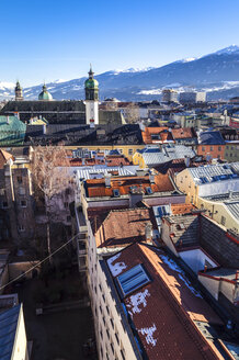 Österreich, Tirol, Innsbruck, Panoramablick auf die Stadt mit schneebedeckten Alpen im Hintergrund - FLMF00170