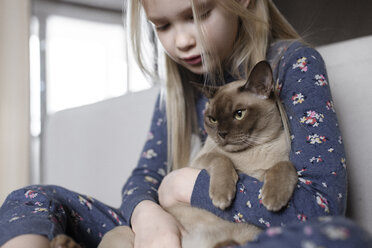 Kleines Mädchen hält Katze in ihren Armen - EYAF00075
