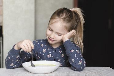 Portrait of smiling little girl eating oat meal - EYAF00084