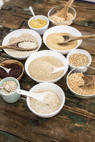 Getreidemischung: Roter Reis, Gerste, Amaranth, Quinoa, Reis, Bulgur, Dinkel, Hafer und Buchweizen, lizenzfreies Stockfoto