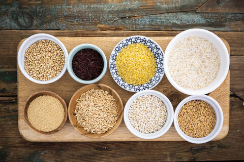 Buchweizen, roter Reis, Bulgur, Reis, Amaranth, Hafer, Gerste und Dinkel, lizenzfreies Stockfoto