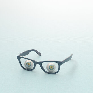 3D rendering, Glass eyeball looking through spectacles - UWF01546