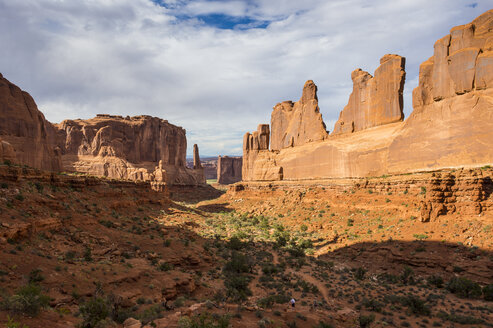 USA, Utah, Arches National Park, Stone wall of the window section - RUNF01675