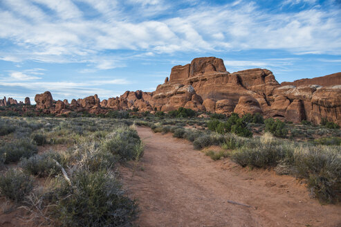 USA, Utah, Arches National Park, Feuerofen - ein labyrinthartiger Gang - RUNF01680