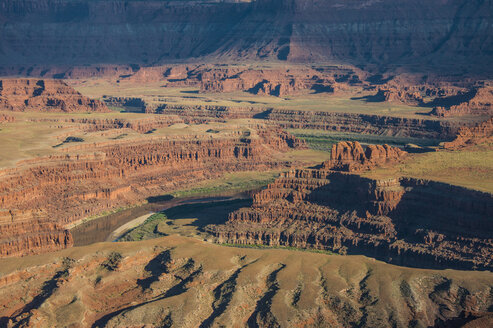 USA, Dead Horse Point State Park, Blick über die Canyonlands und den Colorado River - RUNF01696