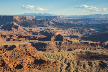 USA, Dead Horse Point State Park, Blick über die Canyonlands und den Colorado River - RUNF01699