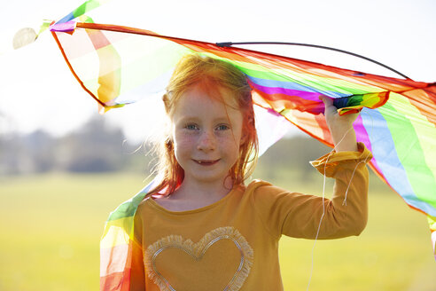 Portrait of redheaded girl holding a kite - GAF00119