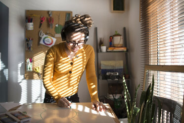 Woman painting and listening to music - SKCF00572