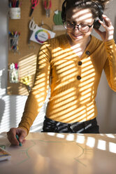 Woman painting and listening to music - SKCF00573