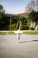 Italien, Verona, Ballerina tanzt in der Stadt - GIOF05954