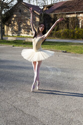 Italien, Verona, Ballerina tanzt in der Stadt - GIOF05955