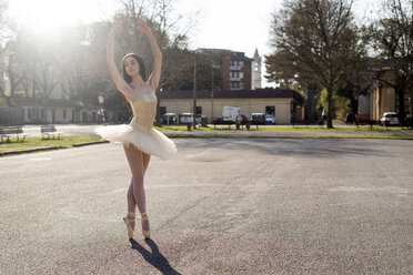 Italy, Verona, Ballerina dancing in the city - GIOF05966