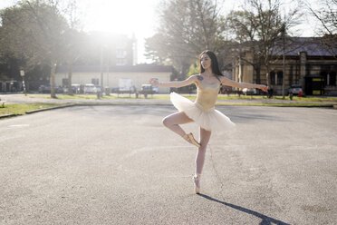 Italy, Verona, Ballerina dancing in the city - GIOF05969