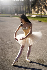 Italien, Verona, Ballerina tanzt in der Stadt - GIOF05970