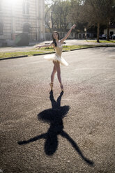 Italy, Verona, Ballerina dancing in the city - GIOF05971