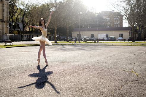 Italien, Verona, lächelnde Ballerina tanzt in der Stadt - GIOF05972