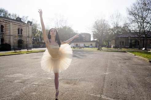 Italien, Verona, Ballerina tanzt in der Stadt - GIOF05974