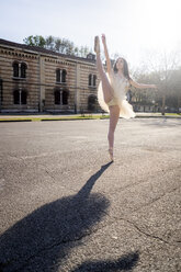 Italy, Verona, Ballerina dancing in the city - GIOF05979