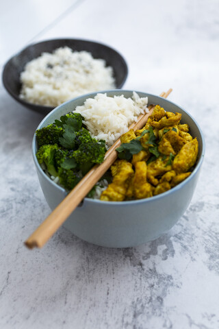 Reis mit Hühnercurry und Brokkoli, lizenzfreies Stockfoto