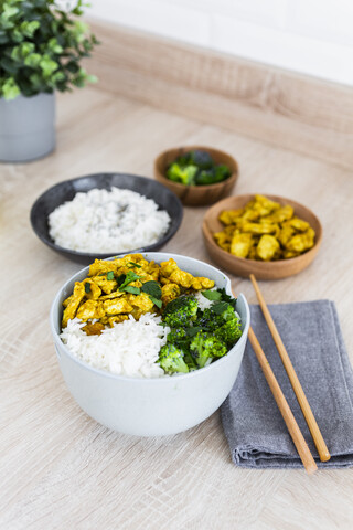 Reis mit Hühnercurry und Brokkoli, lizenzfreies Stockfoto