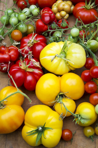 Stapel mit verschiedenen Tomatensorten, lizenzfreies Stockfoto