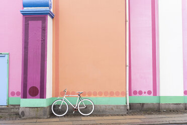 Dänemark, Kopenhagen, Fahrrad lehnt an bunter Wand - AFVF02707